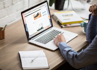 Lav en hjemmeside om din hobby Person laver en hjemmeside