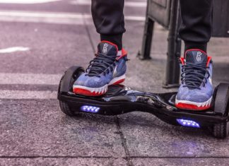 Tril muntert igennem bytrafikken: Segboards er både sjove og praktiske Mand på segboard
