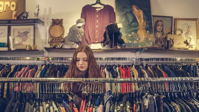 kvinde kigger på tøj i butik kvinde kigger på tøj i butik