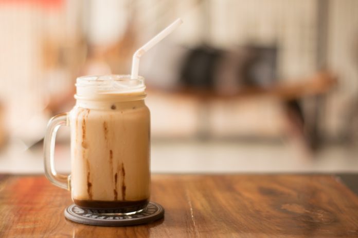 Hjemmelavet iskaffe serveret i glas Hjemmelavet iskaffe serveret i glas