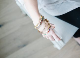 Sådan laver du dine egne smykker Dame har mange armbånd på