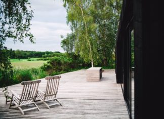 Projekter du kan gå i gang med i din bolig Hyggelig Terrasse i sort sommerhus