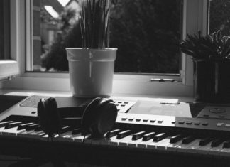 Derfor burde du forsikre dine musikinstrumenter Keyboard står i vindueskarm med blomster