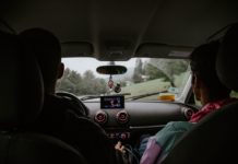 Tag på biltur rundt i Danmark To personer er på tur i en bil i danmark