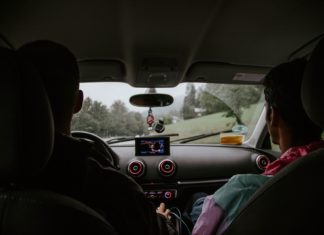 Tag på biltur rundt i Danmark To personer er på tur i en bil i danmark