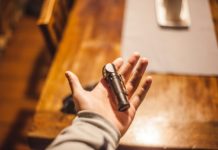 Life hack – 3 gode grunde til, at du skal have en pandelampe Person holder lommelygte i hånden