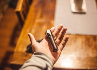 Life hack – 3 gode grunde til, at du skal have en pandelampe Person holder lommelygte i hånden