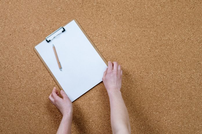 Notesblog ligger oven på kork Notesblog ligger oven på kork